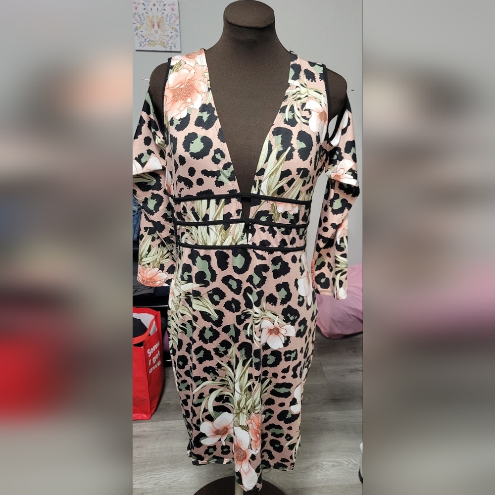 5/$20**Venus Size Large Animal And Floral Deep V Neck Cold Shoulder Dress